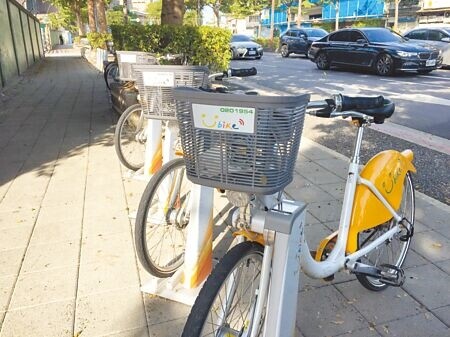 有民眾搭捷運轉乘YouBike2.0，還車時由於先前餘額不足必須補扣款，結果因此喪失轉乘優惠。（黃婉婷攝）