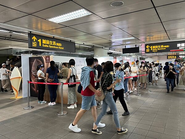 營業首日,中山站現排隊人潮。圖/北捷提供