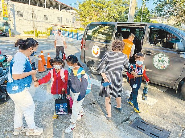 高雄市交通局從2014年起,陸續在美濃、旗山等偏鄉地區提供「公車式小黃」服務,大幅增加長者就醫就養、學生就學方便性,今年初在美濃實施「公車式小黃2.0」,「公車式小黃」預計今年底擴展至衫林區。(高雄市交通局提供/崔正綱高雄傳真)