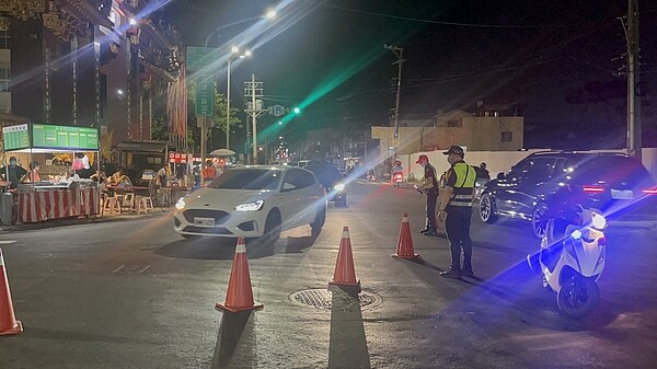 高雄旗津風箏節吸引眾多遊客湧入旗津,20、21日離場車輛塞爆,有民眾說平常一小時的路程,今天花了四小時。圖/讀者提供