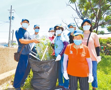 
高雄市永安區民眾21日清除海灘邊的燈管、廢棄漁網等垃圾。（林瑞益攝）
