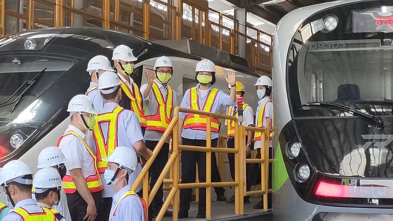 視察新火車 蔡英文總統（前右）到台東機務段視察台鐵新購的EMU3000型及EMU900型車輛，對車廂設施及台東機務段加強車輛檢修功能相當滿意。記者尤聰光／攝影 