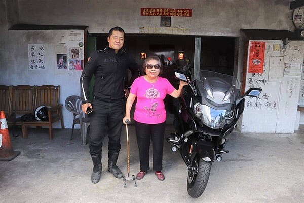 車友凃建名是「幹譙阿嬤」陳富的乾孫子,親如親人的情感,已認識25年。圖/凃建名提供