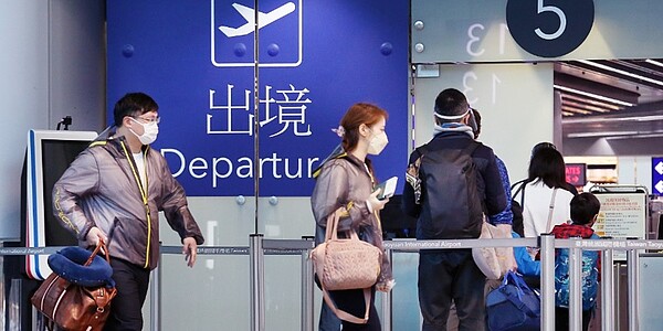 新版旅平險已送保險局，惟條款內容有不少「除外條款」，包括由法定傳染病所引起的突發疾病、住院將不理賠。圖／中時報系資料照片