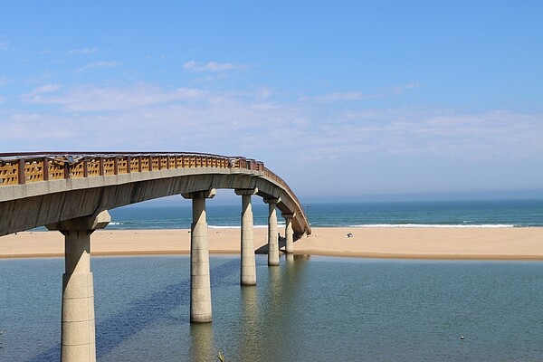 福隆海水浴場結合海洋與得天獨厚的內河地形。〈觀旅局提供〉