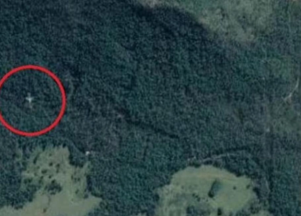 Google地圖服務過去不時會出現「幽靈圖像」，近日又有眼尖的網友發現在澳洲昆士蘭北部雨林中出現一架「疑似墜落的客機」。圖／取自Google Map