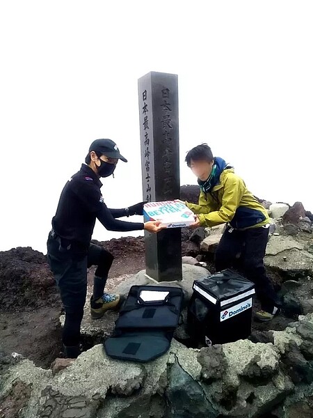 一名日本達美樂披薩外送員，近來花了5小時爬上富士山最高峰外送披薩。圖／擷取自YAMAP