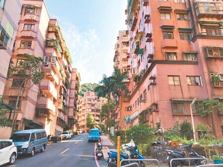 基隆市暖暖區幸福華城社區過去每日漏水1000噸,近日管線汰換完畢,水費比以往少了一半。(陳彩玲攝)