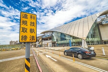 高鐵新竹站採用科技執法，進入車輛只能讓乘客下車，解決以往交通打結問題。（羅浚濱攝）