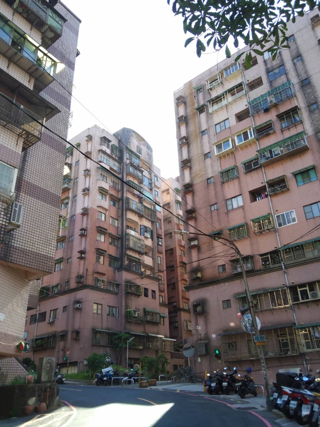 自來水公司、基隆市政府和幸福華城社區簽署3方協議，解決社區內道路水管漏水，導致住戶要負擔水費及路面毀損的問題。記者邱瑞杰／攝影 