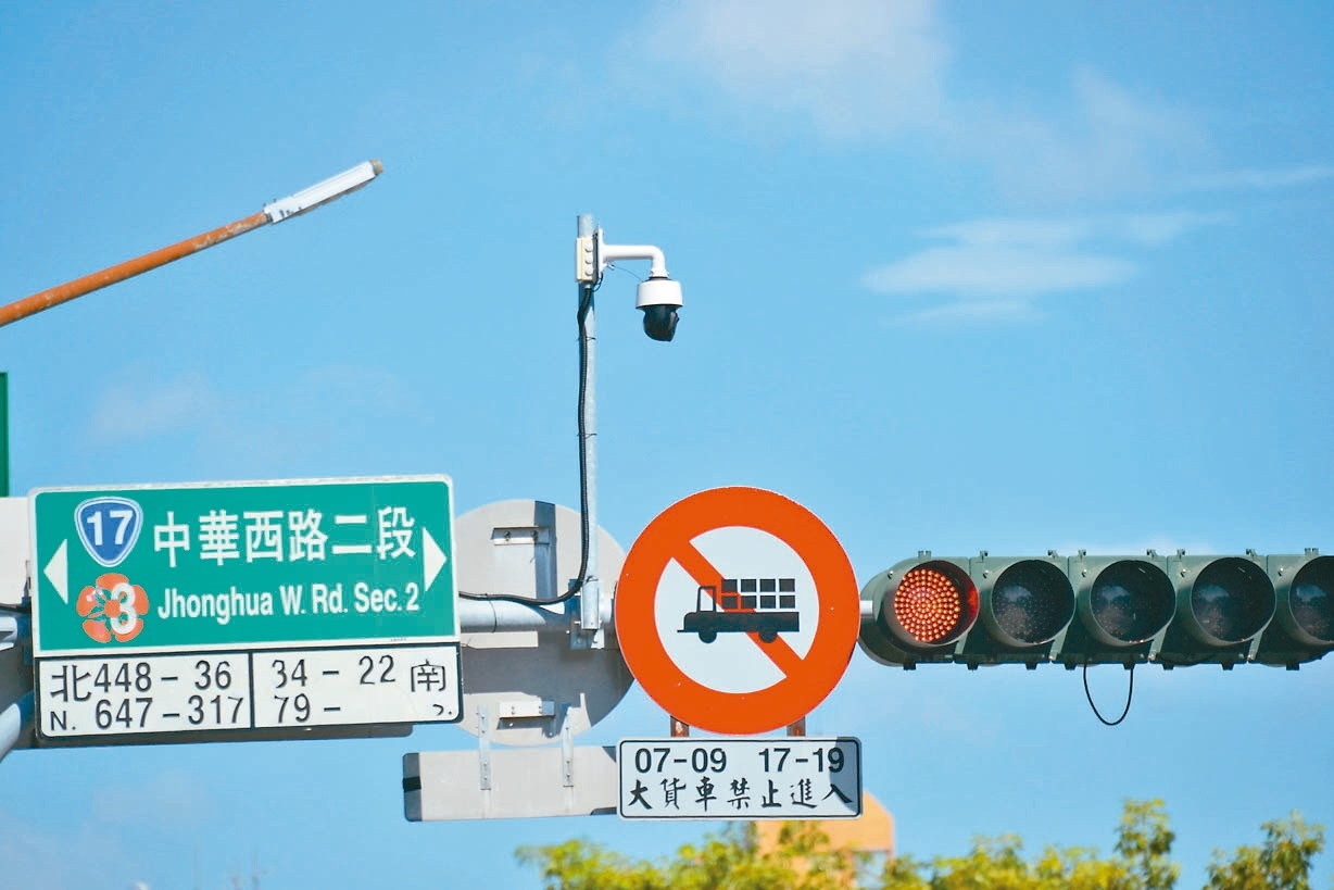 台南市警察局加強重要路口科技執法，設置AI交通科技執法設備。記者鄭惠仁／攝影 