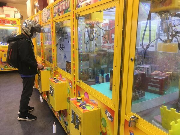 新北市議會昨天二讀通過「新北市自助選物販賣事業管理自治條例」,明年9月施行,未來違規最重可勒令停業。聯合報系資料照