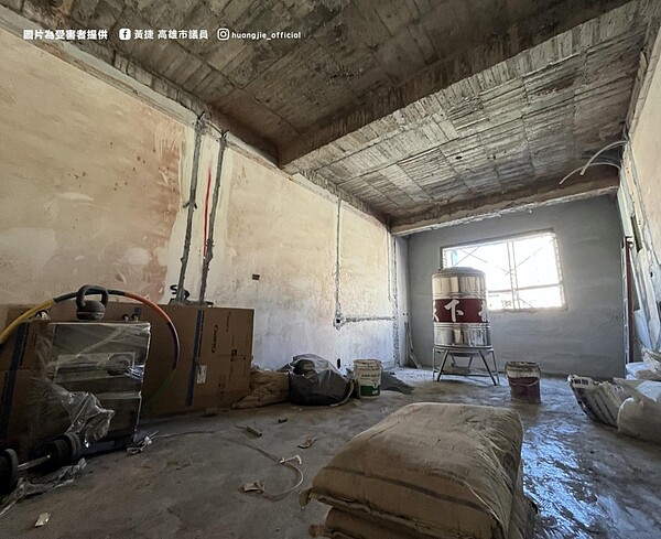 高市議員黃捷再度揭發無良工程行,裝修內部殘破不堪。圖/黃捷服務處提供