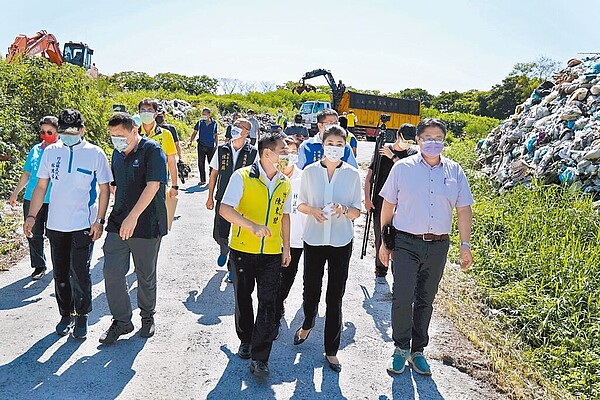 南投縣環保局22日恢復載運竹山鎮垃圾到外縣市焚化，未來規畫每周載運1輛，南投縣垃圾爭議宣告大和解。圖／南投縣政府提供