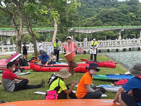 民團爭取大湖公園水域解禁，遭公園處駐警持警告標語，警示公園湖泊內划船為違法活動。圖／台北市工務局提供
