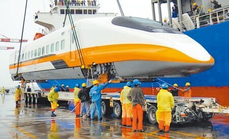 台灣高鐵車廂採購日本不再享有優先權，歐系高鐵積極爭取搶進，日本憂心市場旁落民代急來台推銷。圖為2012年高鐵新購列車運抵高雄港吊卸。（本報資料照片）