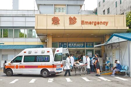 本土新冠肺炎疫情連續11周下降,但本周首度回升約2.9%,中央流行疫情指揮中心表示,參照國際Omicron BA.5疫情,可能是一個上升波段的開始。新北市各醫院疫情急門診因應疫情下降而回歸急診,23日有些許民眾在急診門外等待看診。(杜宜諳攝)