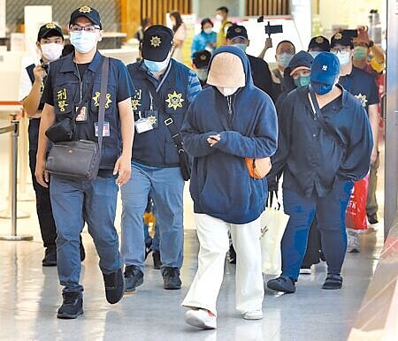 7名國人23日搭機自柬埔寨返台,有人稱沒有遭到綁架,家人支付的是「工作違約賠償金」而非贖金,但也有人說是遭友人丟包詐騙,還有人是因業績掛蛋,最後被公司放棄,只好返台。(陳麒全攝)