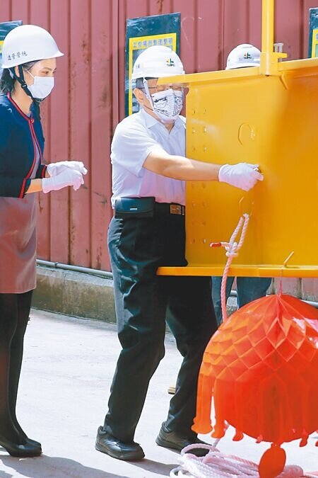 
台北市長柯文哲（右）23日出席錦州街基地公共住宅新建工程上梁典禮，將金螺絲象徵性鎖在大梁上。（黃世麒攝）
