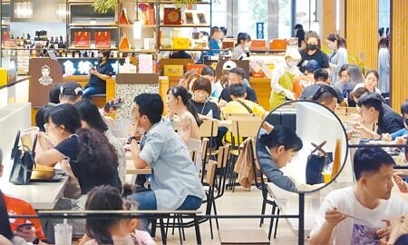 經濟部統計7月餐飲營業額不僅超越2020、2021年同期，甚至比2019年疫情前還高。（姚志平攝）