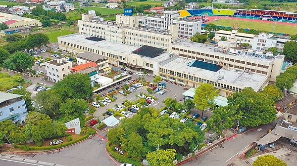 衛福部苗栗醫院推動急重症大樓擴建計畫,縣長徐耀昌等人昨天向蘇貞昌爭取補足4億多元經費缺口,希望讓院方順利推動興建計畫。(苗栗醫院提供/李京昇苗栗傳真)