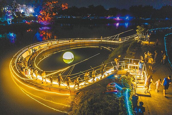 交通部觀光局悠遊國旅個別旅客住宿優惠至9月8日結束,嘉義市政府加碼4000萬元國內團體旅遊補助昨跟進上線,鼓勵大家組團來嘉義市看光織影舞。(嘉義市政府提供/呂妍庭嘉義傳真)