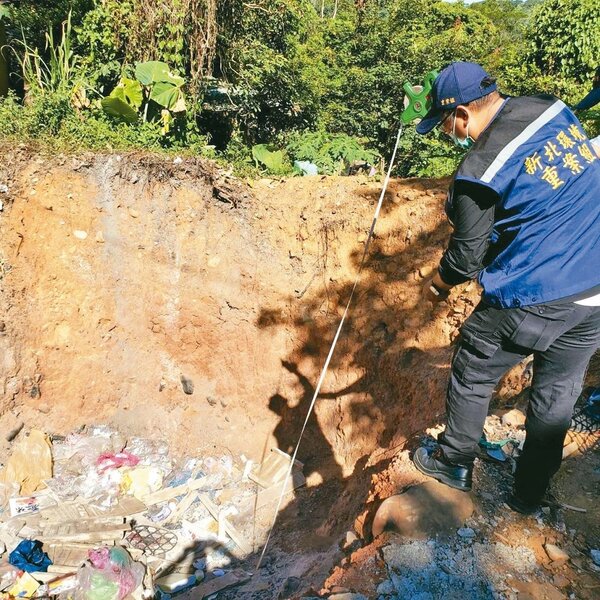 林口山區挖天坑，偷燒13車廢棄物。