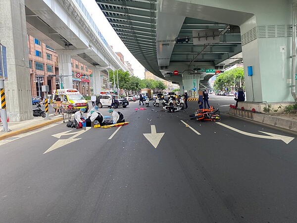 新北市板橋區民生路一段與板新路口今天發生死亡車禍，現場機車零件散落滿地。記者翁至成／翻攝