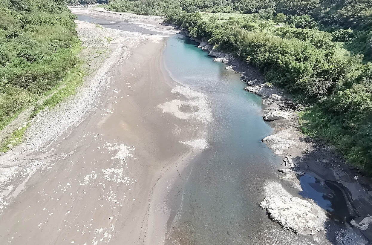 天氣高溫，石門水庫上游大漢溪水銳減，復興區羅浮橋段溪流快要見底，面臨乾旱。記者曾增勳／攝影 