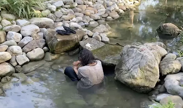 台北市政府透過台北通APP推出戶外尋寶抽獎活動，有民眾到尋寶點卻驚見街友在洗澡、搓腳。圖／北市議員陳怡君提供