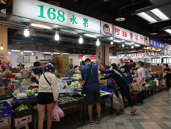 新北市政府推出「公有零售市場空攤活化計畫」，即日起開放設籍新北市之成年人申請，第1年每月攤位使用費1元、第2年5折優惠。圖／新北市府提供