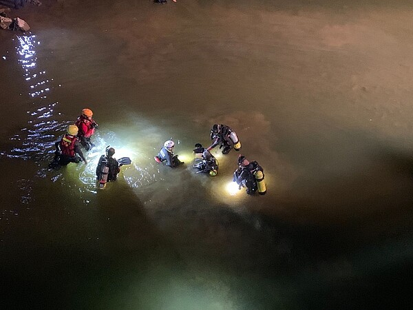 張姓6歲男童23日晚7點左右在新北市雙溪區公館大橋附近落水,消防局8點49分救岸時無呼吸心跳,送醫不治。記者邱瑞杰/翻攝