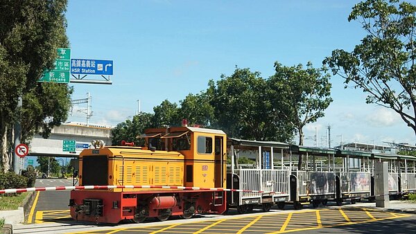 高鐵列車及五分車同框示意圖。圖/鐵道局提供