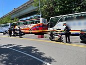 國道汐五高架2車事故　1人輕傷1人離奇墜橋下命危急救中