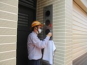 門前電表遭噴紅漆「住戶嚇壞」　台電：外包抄表員為辨別讀表做記號