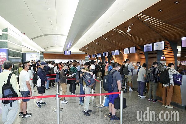 國內疫情隨著BA.5在社區內傳播,指揮中心估近期將有新一波感染,民眾對於防疫不可掉以輕心。聯合報系資料照片/記者葉信菉攝影