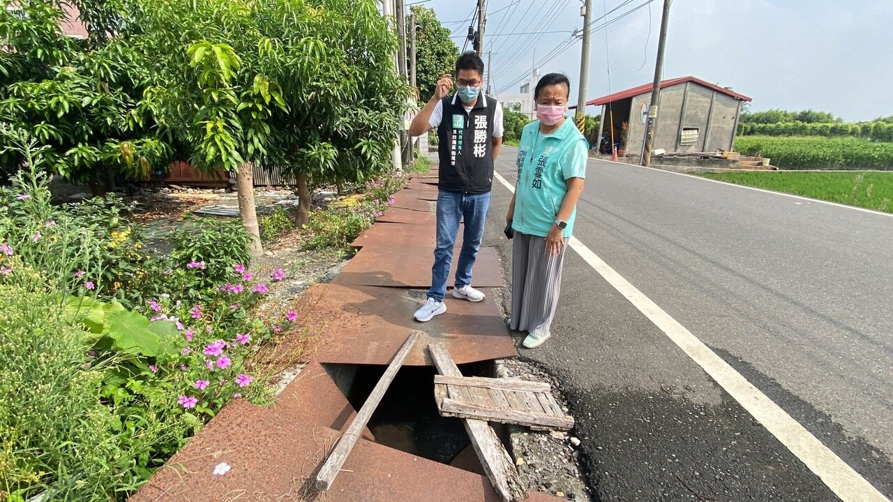 田尾鄉北鎮村平和路二段有一段超過1公里的「鐵板路」，當年因路幅小危險，而在水溝加蓋，但20年來已凹陷鏽蝕，相當危險。記者林宛諭／攝影 
