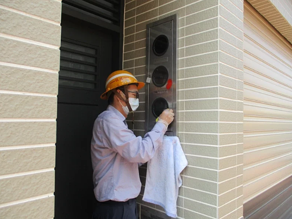 雲林縣近日有民眾反映門前電表遭噴紅漆,台電經查為外包抄表員為辨自動讀表而擅自噴漆。圖/民眾提供