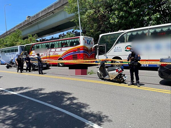 駕駛從高架橋上墜落,重摔在台北市內湖區行忠路上。記者李隆揆/翻攝