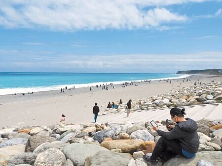 花蓮縣政府推廣旅行團走訪花蓮加碼補助,每間旅行社最高可獲9萬元補助,帶團總人數最多者另外能再獲30萬元獎勵。(羅亦攝)