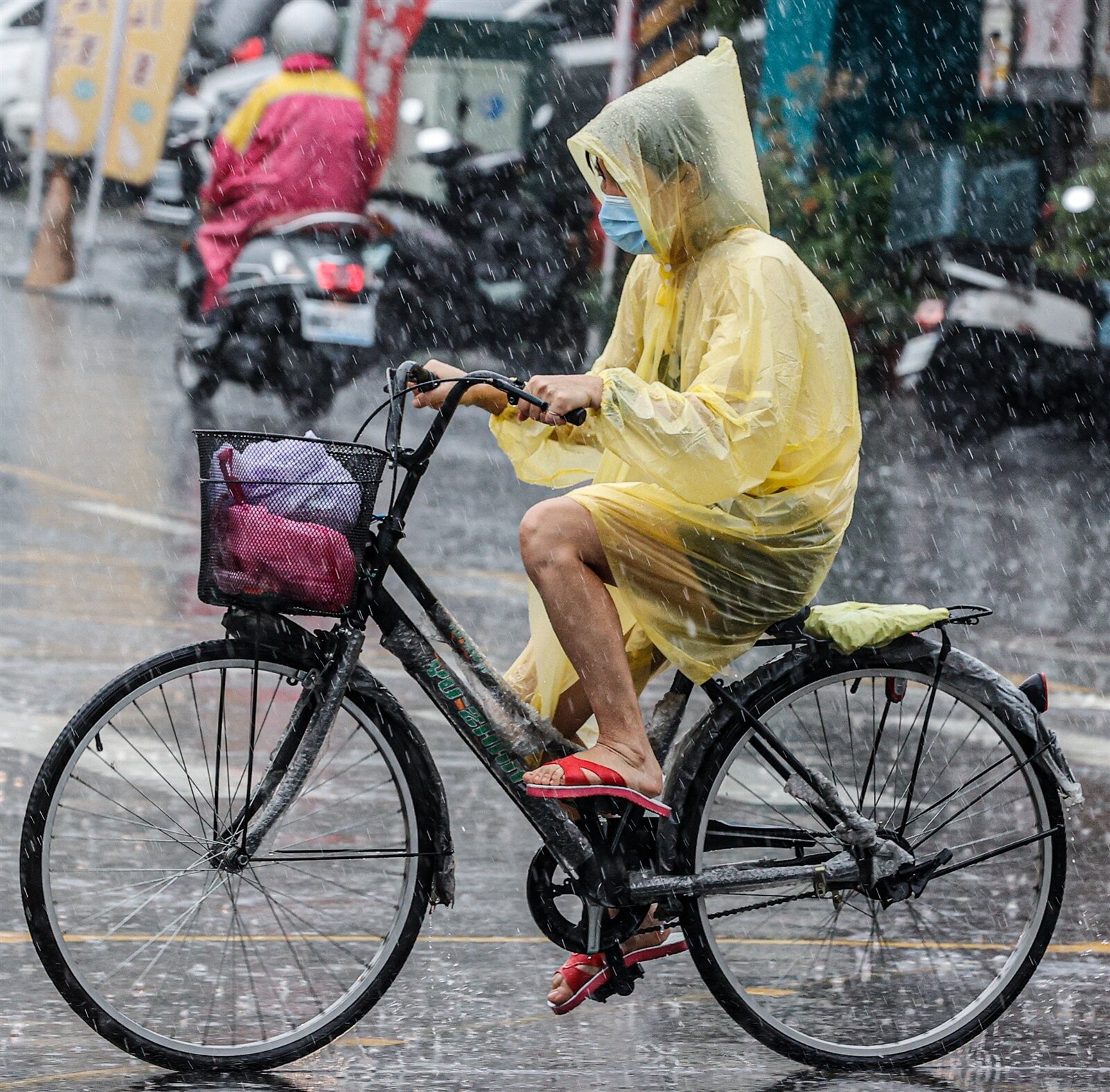 北部、中部午後對流旺盛,有局部陣雨或雷雨。記者黃仲裕/攝影