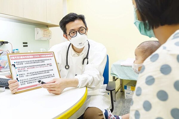 東元綜合醫院兒科部部長王昱程細心為家長解答,並建議接種疫苗建立保護網,預防兒童腦炎、染疫重症和兒童多系統發炎症候群(MIS-C)。圖/東元綜合醫院提供