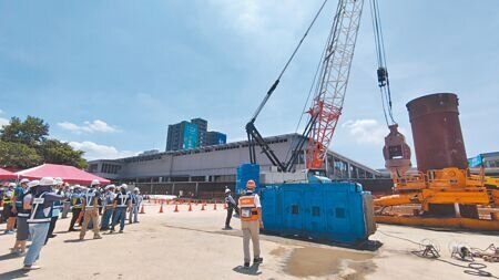 綠線G07車站與台鐵桃園站共構,桃園市長鄭文燦說,以2027年綠線通車、2029年台鐵桃園站啟用為目標。(賴佑維攝)