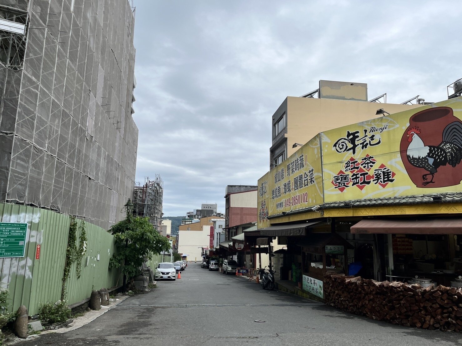 日月潭伊達邵商圈路旁常有車輛停放影響交通。記者江良誠/攝影