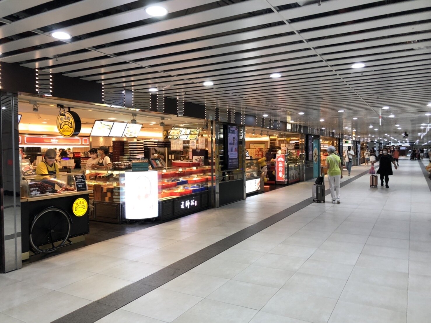 同樣是台北車站的地下街,北市府不僅減收租金,還加碼補貼租金5成,但台鐵權管的部分無優惠,引發不滿。記者邱瓊玉/攝影