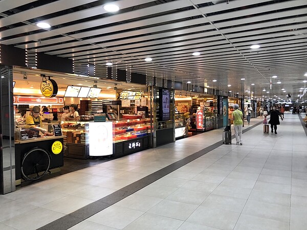 同樣是台北車站的地下街,北市府不僅減收租金,還加碼補貼租金5成,但台鐵權管的部分無優惠,引發不滿。記者邱瓊玉/攝影