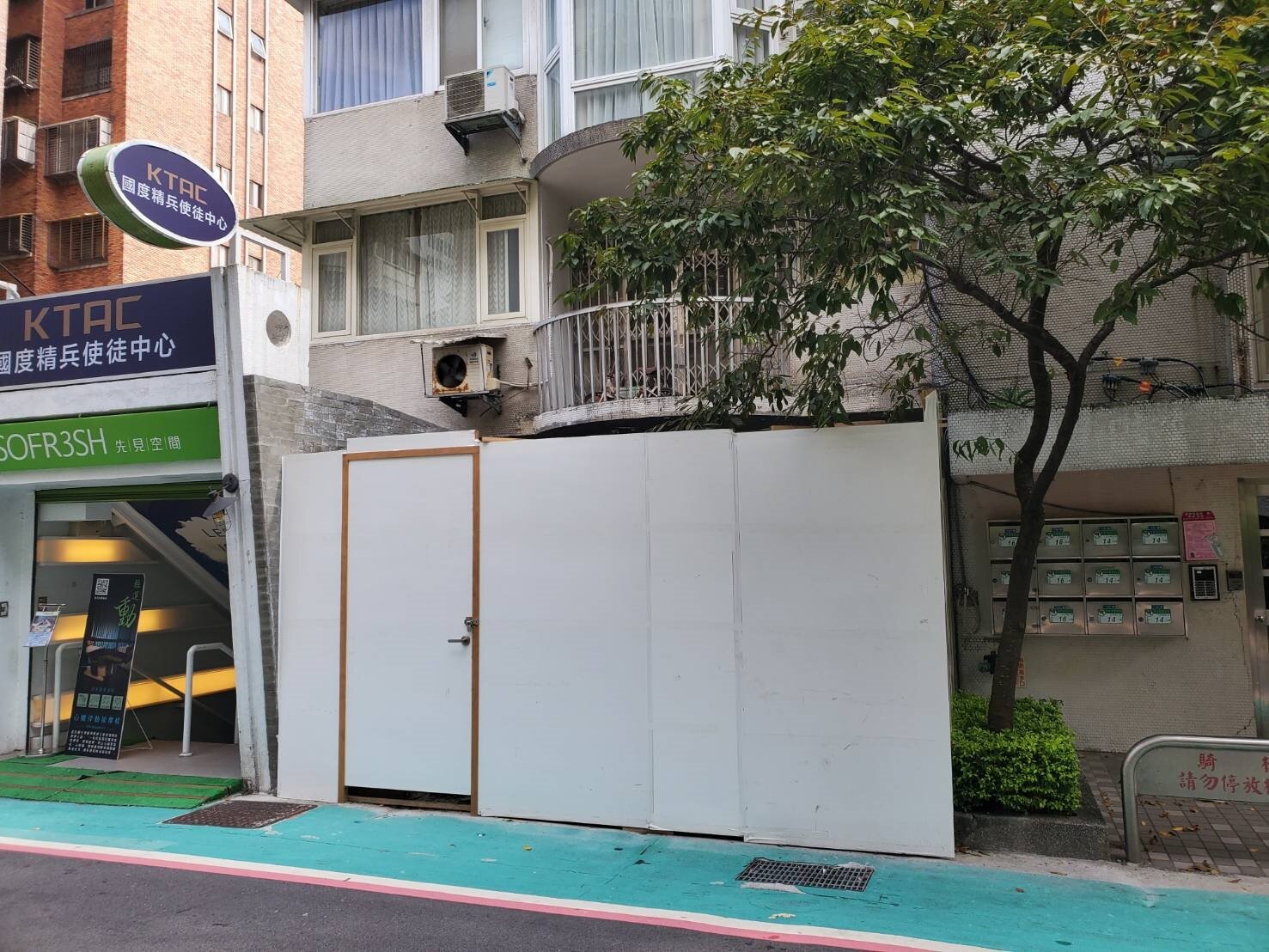 才剛入選米其林指南的「季樂」,現已圍起木牆、暫停營業。記者陳睿中/攝影