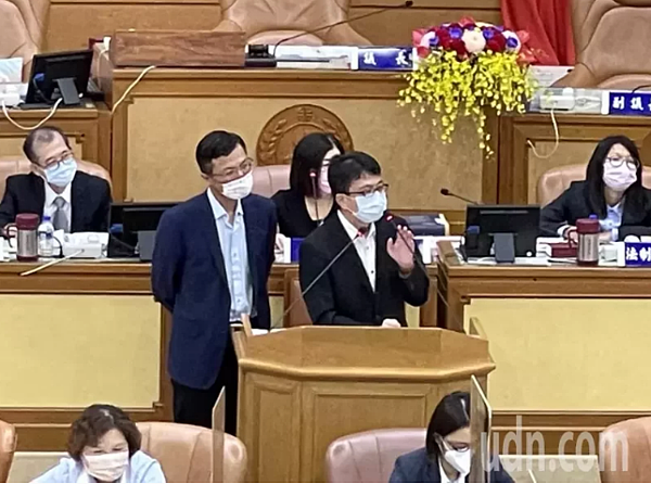 李坤城質疑,新北市暫行條例年底就要到期,恐無業者能再處理營建廢棄物;環保局長程大維(右)回應,市府有落日條款,業者在年底前提出申請,明年就能繼續營業。記者張睿廷/攝影