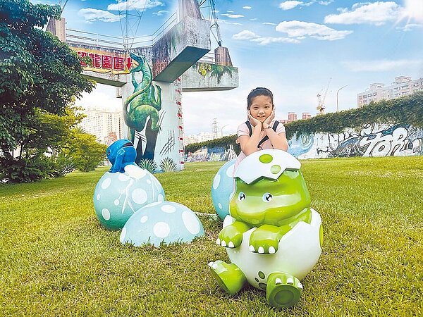 中和恐龍園區又添新成員，4隻萌翻了的恐龍寶寶超級吸睛。（新北市高灘處提供／王揚傑新北傳真）