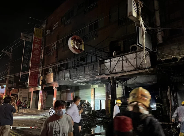 彰化縣溪湖鎮員鹿路一家炸雞店氣爆，波及旁邊眼科、補習班等5間店家。圖／民眾提供